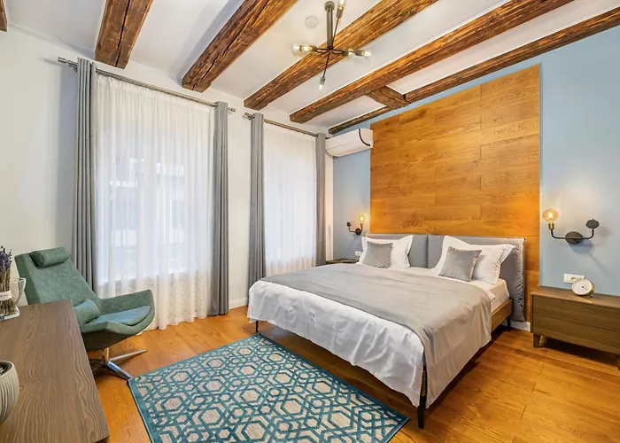 Apartment Poarta Schei 18 *